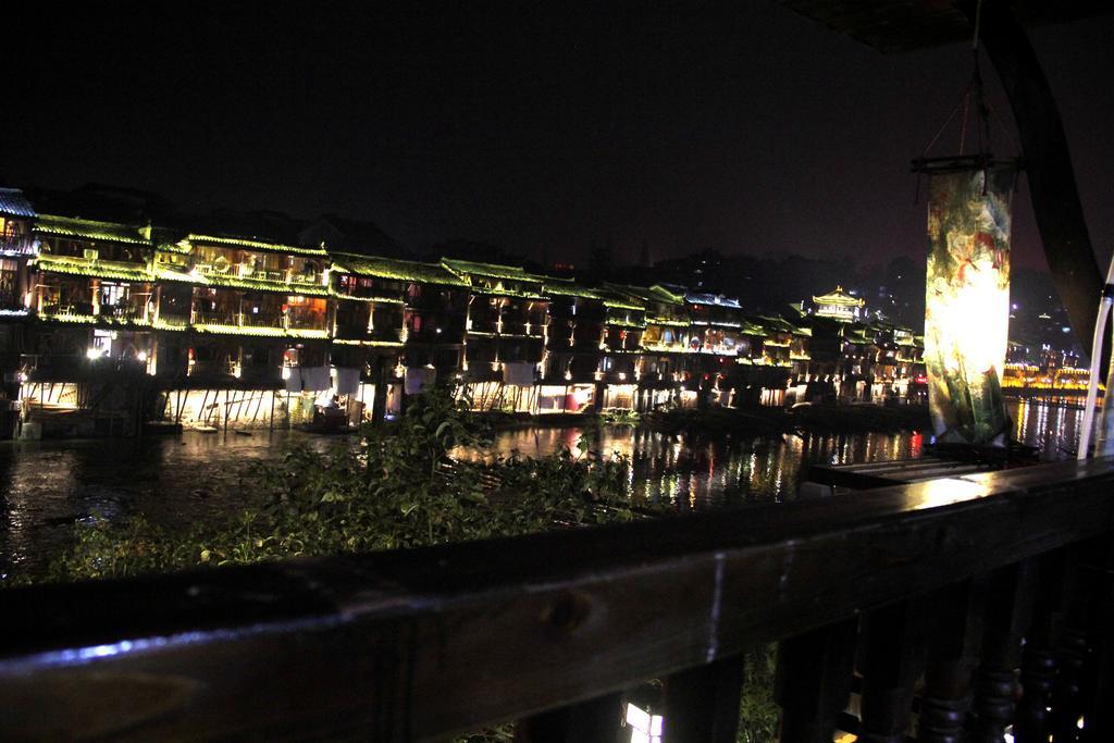 Fenghuang 1St Apartment Extérieur photo