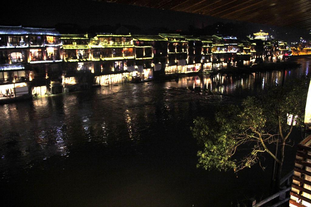 Fenghuang 1St Apartment Extérieur photo