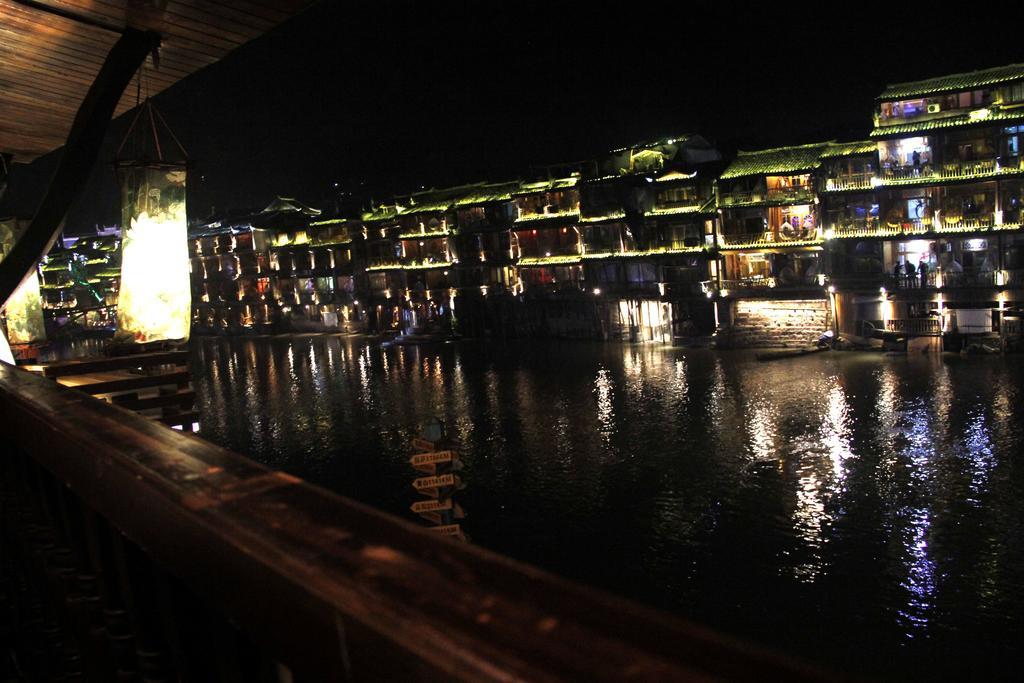 Fenghuang 1St Apartment Extérieur photo